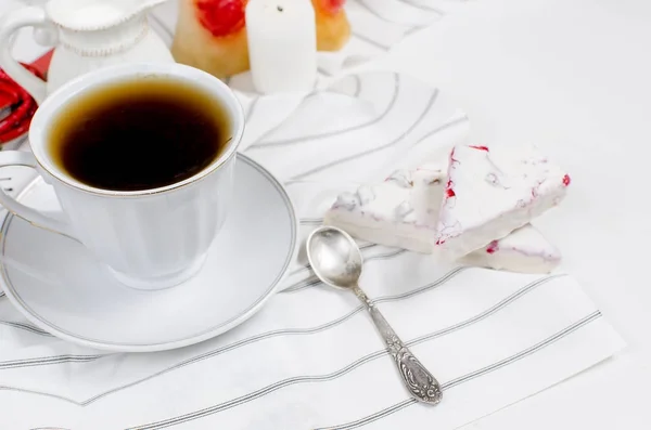 Tasse de café et un gâteau aux canneberges pour le petit déjeuner — Photo