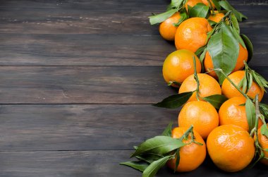 Mandalina clementine ile ahşap bir masa yapraklarda. 