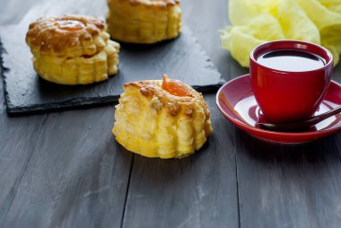 Kahve ile lapa lapa pasta çöl