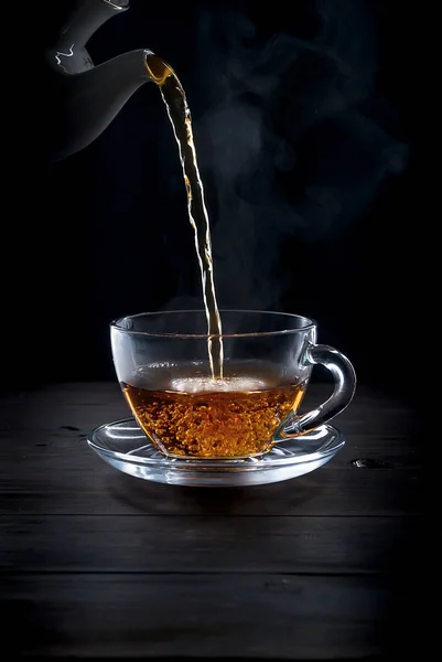 Tasse de thé sur fond noir — Photo