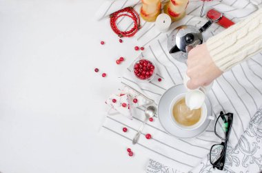 Fincan kahve ve kızılcık pasta breakfas için süt dökme