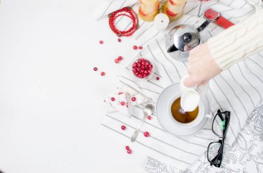 Fincan kahve ve kızılcık pasta breakfas için süt dökme