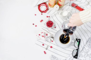 fincan kahve ve kahvaltı için kızılcık pasta