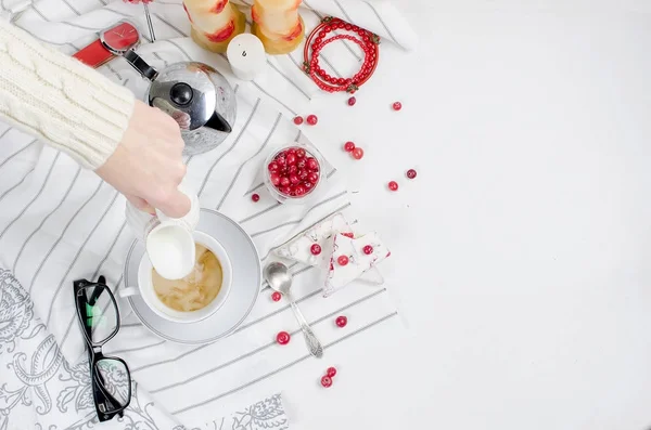 Fincan kahve ve kızılcık pasta breakfas için süt dökme