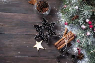 Bisküvi ve baharat ahşap bir masa üzerinde.