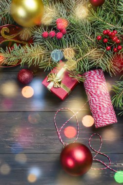 Hediye kutusu çam dalları bir kırmızı kurdele ile bağlanmış,