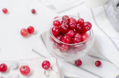 bir tabak içinde sulu kızılcık