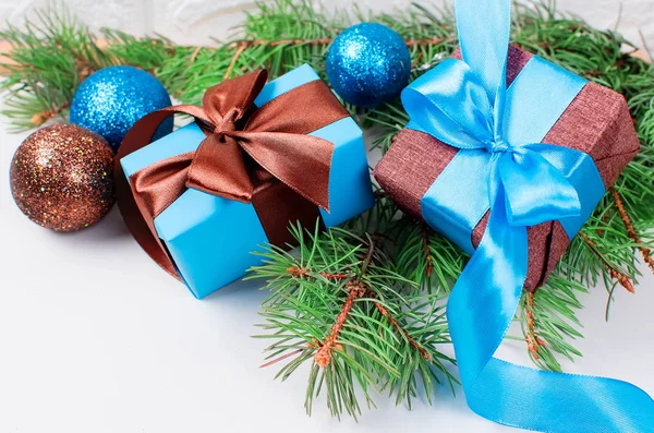 Confezione regalo con nastro in blu e marrone — Foto Stock