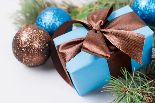 Подарункова коробка зі стрічкою в синьо-коричневому кольорі — стокове фото