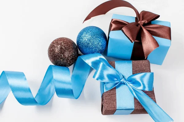 Confezione regalo con nastro in blu e marrone — Foto Stock