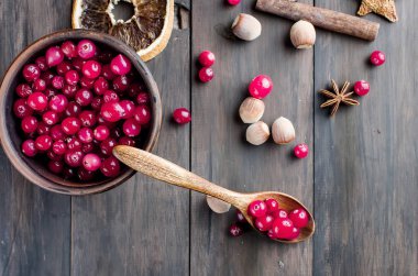 bir tabak ve baharat ahşap masa üzerinde sulu kızılcık