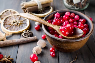 bir tabak ve baharat ahşap masa üzerinde sulu kızılcık