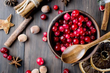 bir tabak ve baharat ahşap masa üzerinde sulu kızılcık