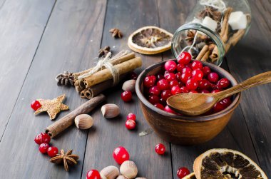 bir tabak ve baharat ahşap masa üzerinde sulu kızılcık