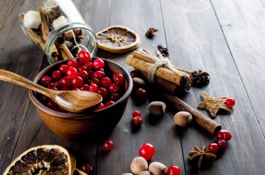 bir tabak ve baharat ahşap masa üzerinde sulu kızılcık