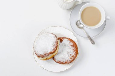 fincan kahve ve bir donuts reçelli Kahvaltı