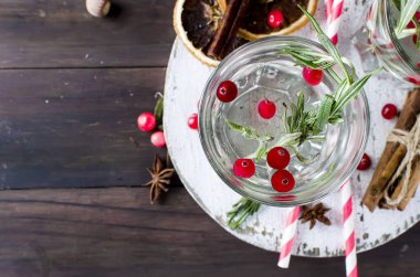 kokteyl kızılcık, biberiye ve buz ile