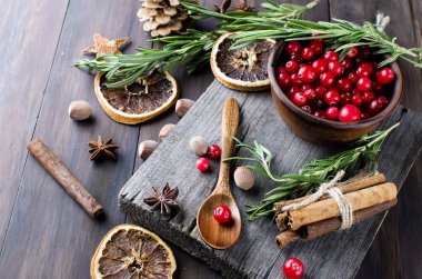 kokteyl kızılcık, biberiye ve buz ile