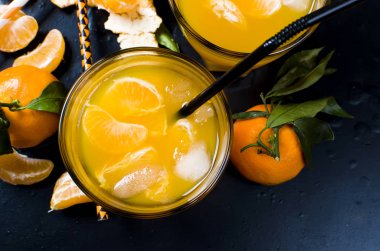 kokteyl mandalina, suyu ve buz ile