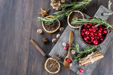 kokteyl kızılcık, biberiye ve buz ile