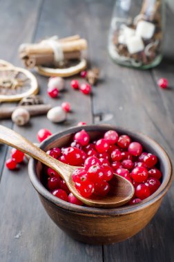 bir tabak ve baharat ahşap masa üzerinde sulu kızılcık