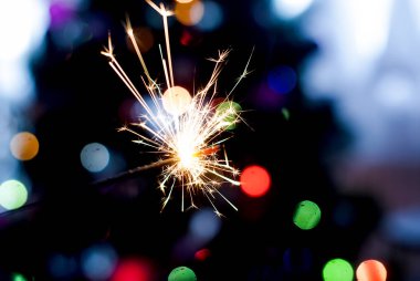 Bengal ışıkları karanlık bir arka plan üzerine yazma 