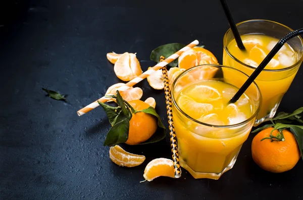 Cocktail with tangerines, juice and ice — Stock Photo, Image