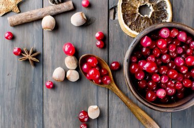 bir tabak ve baharat ahşap masa üzerinde sulu kızılcık