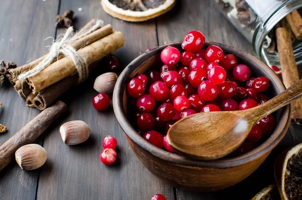 bir tabak ve baharat ahşap masa üzerinde sulu kızılcık