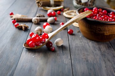 bir tabak ve baharat ahşap masa üzerinde sulu kızılcık