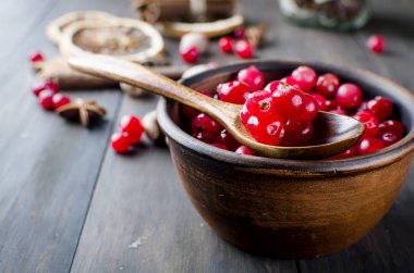 bir tabak ve baharat ahşap masa üzerinde sulu kızılcık