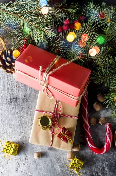 Caja de regalo de Navidad roja con cinta roja y ramas de abeto — Foto de Stock