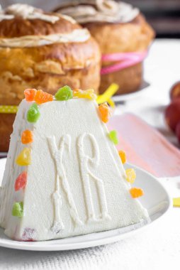 Geleneksel lor ışık masada şekerlenmiş meyve ile Paskalya kek 