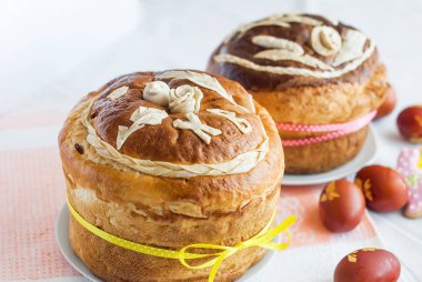 Paskalya kek ve kırmızı yumurta