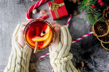 Portakal ve Noel süslemeleri ile sıcak mulled şarap içecek