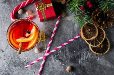 Portakal ve Noel süslemeleri ile sıcak mulled şarap içecek