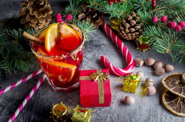 Portakal ve Noel süslemeleri ile sıcak mulled şarap içecek