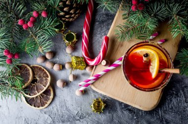 Portakal ve Noel süslemeleri ile sıcak mulled şarap içecek