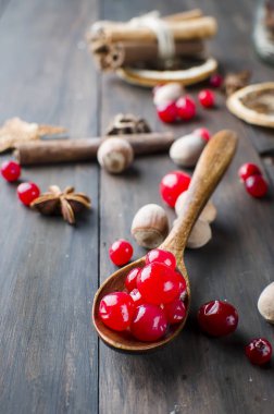 bir tabak ve baharat ahşap masa üzerinde sulu kızılcık