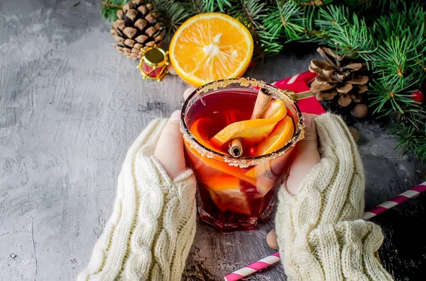 Bebida quente de vinho quente com laranja e decorações de Natal — Fotografia de Stock