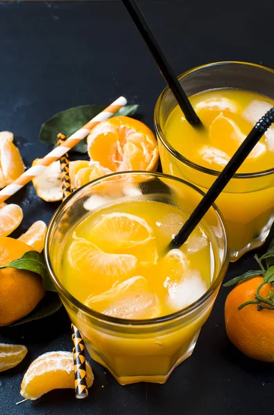 Cocktail with tangerines, juice and ice — Stock Photo, Image