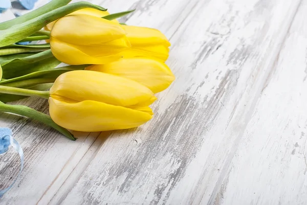 Spring Yellow tulips bouquet on wooden — Stock Photo, Image