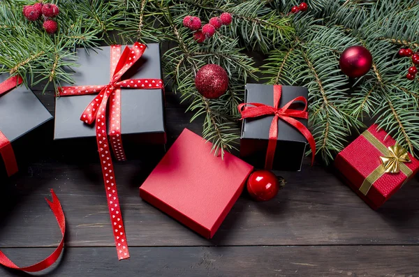 Scatola regalo di Natale rossa con nastro rosso e rami di abete — Foto Stock