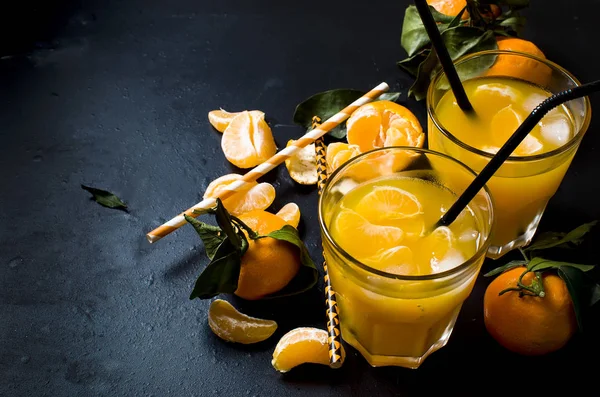 Cocktail with tangerines, juice and ice — Stock Photo, Image