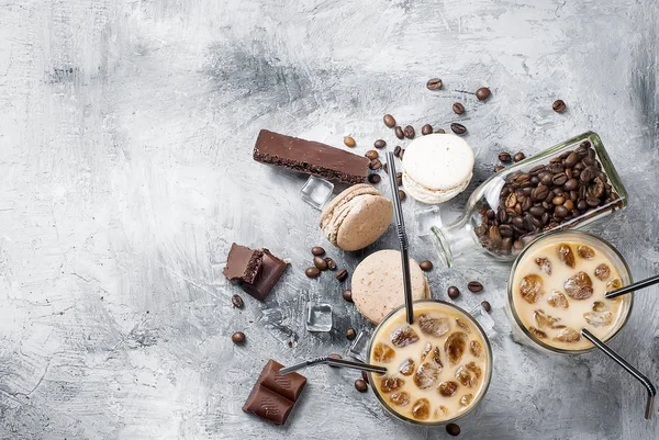 Café helado en vaso con hielo, chocolate —  Fotos de Stock