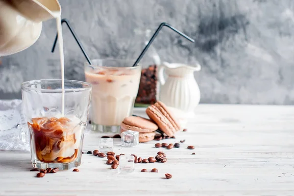 Холодный кофе в стекле со льдом, шоколадом — стоковое фото
