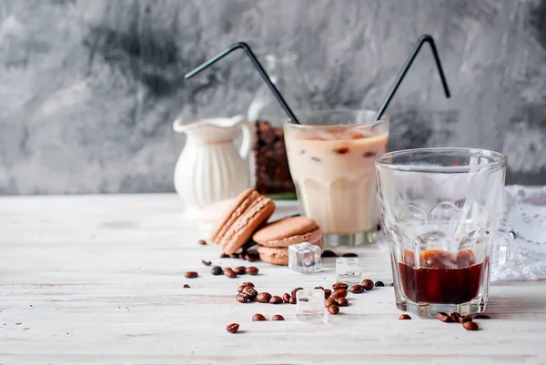 Холодный кофе в стекле со льдом, шоколадом — стоковое фото