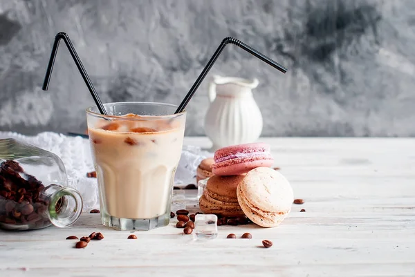 Café glacé en verre avec glace, chocolat — Photo