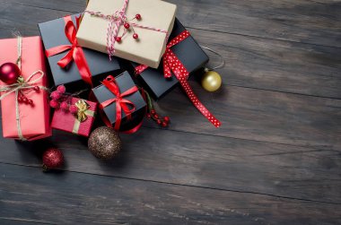 Kırmızı Noel hediye kutu kırmızı kurdele ve çam dalları