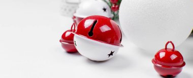 köknar, kırmızı ve beyaz top, bellsl ile Noel arka plan ve 